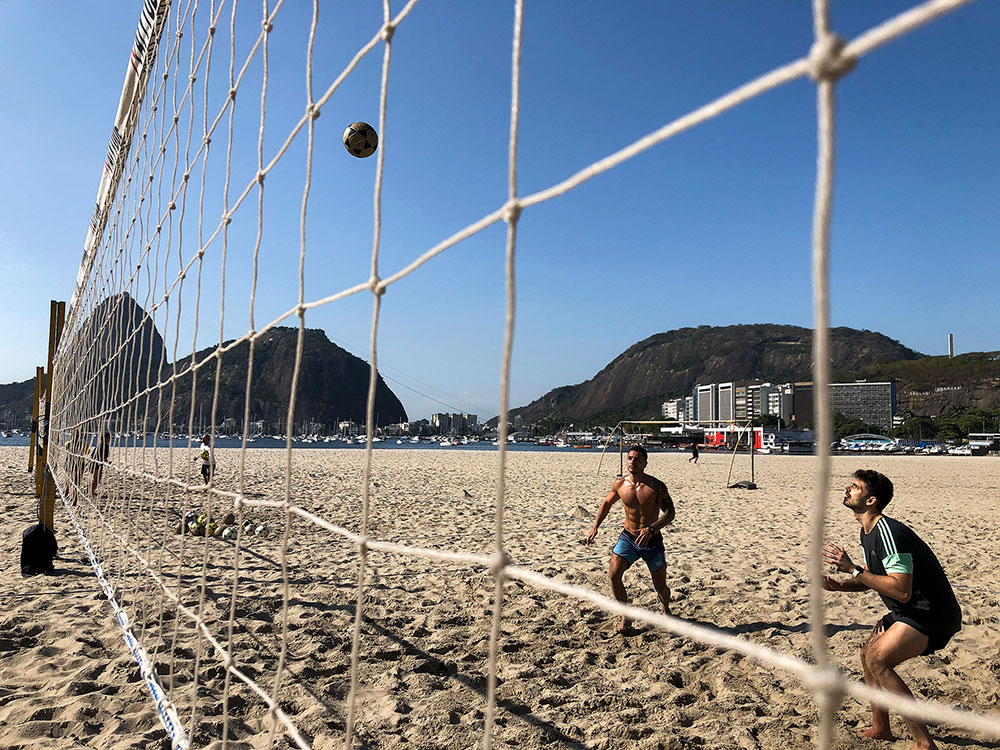 Apesar do nÃºmero de mortes, a partir desta sexta-feira (17) estÃ£o liberadas as prÃ¡ticas de esportes coletivos como vÃ´lei, futevÃ´lei, beach tennis e futebol nas praias do Rio de Janeiro