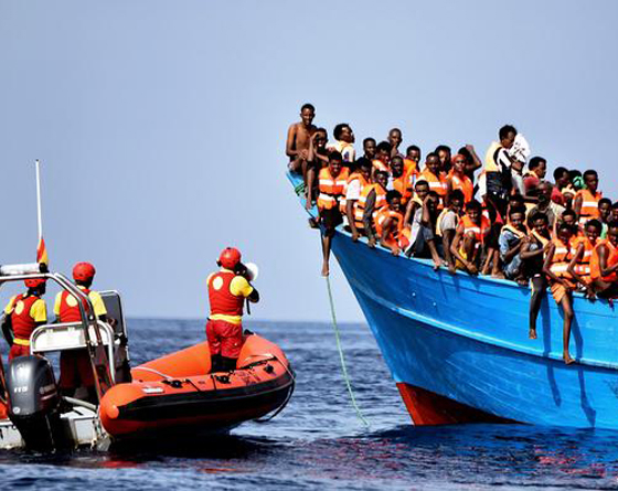 Bote de ONG humanitÃ¡ria se aproxima de barco com refugiados no MediterrÃ¢neo
