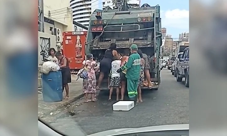 Pessoas buscam comida em caminhÃ£o de lixo em Fortaleza