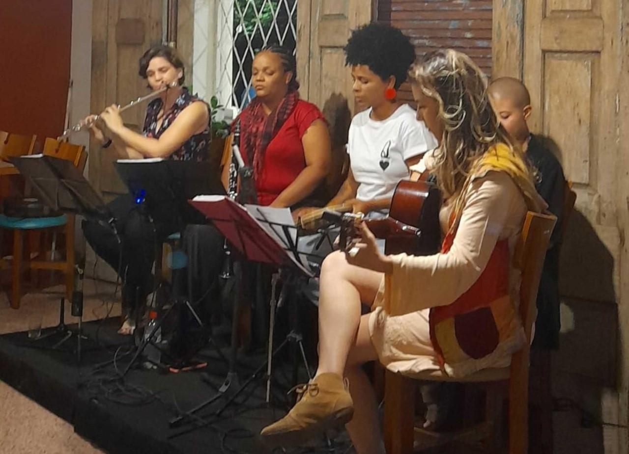 Priscila Norberto, Poliana Soares, Manu Dias, Mariana Martins e CecÃ­lia Correia tocam no Cantim Noir