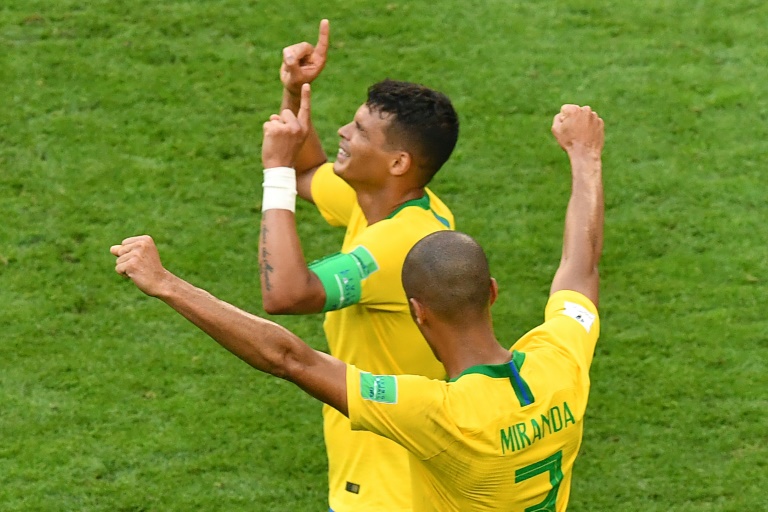 Thiago Silva e Miranda comemoram  vitória do Brasil ante o México.