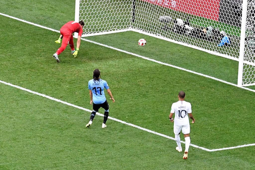 França contou com um frango do goleiro uruguaio no segundo gol