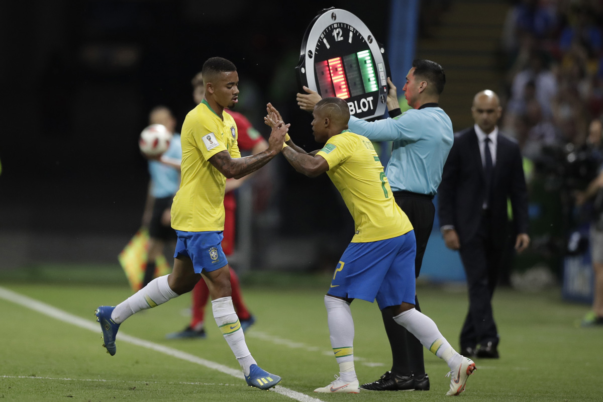 Roberto Martínez (ao fundo) voltou a comentar triunfo sobre o Brasil