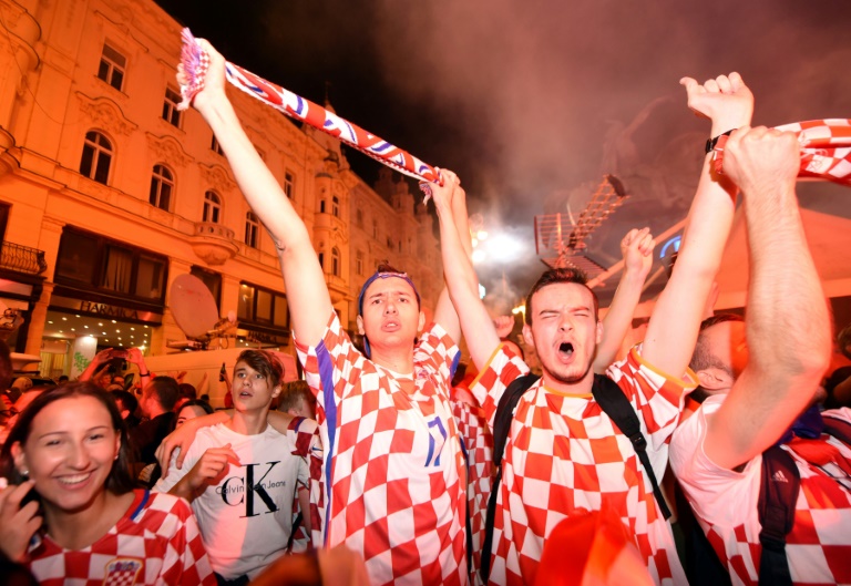 Torcedores da Croácia comemoram a vitória contra a Rússia nas quartas de final da Copa do Mundo.