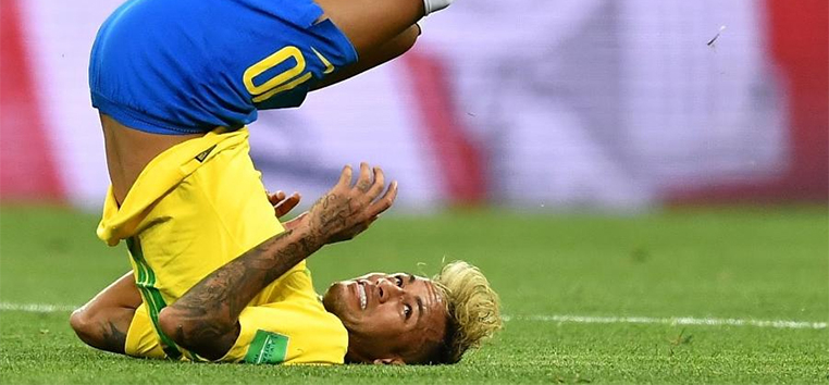 Neymar tem fama de cai cai ao longo de toda a carreira.