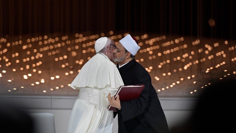 Os dois líderes religiosos pedem aos homens de religião e de cultura, além dos meios de comunicação, para redescobrirem e difundirem os valores da paz.