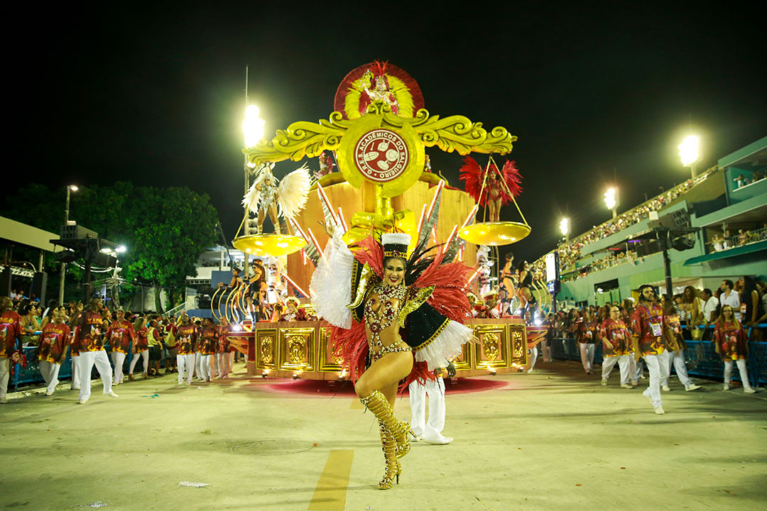 Carnaval Rio 2019 Temporal Atrasa Desfile E Desafia O Grupo Especial