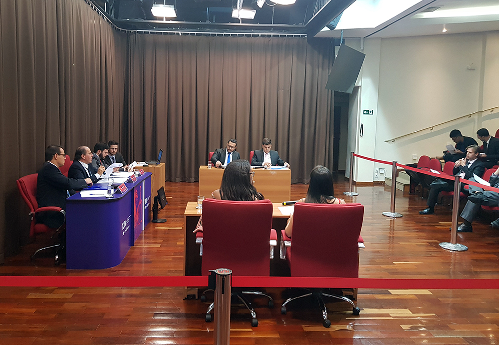 Duplas disputam a terceira edição do Torneio Jurídico de Debates Estudantil.