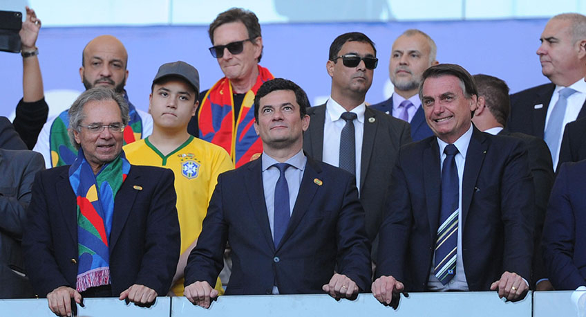 No Maracanã, durante a final da Copa América, o presidente quis testar sua popularidade e de seus ministros.