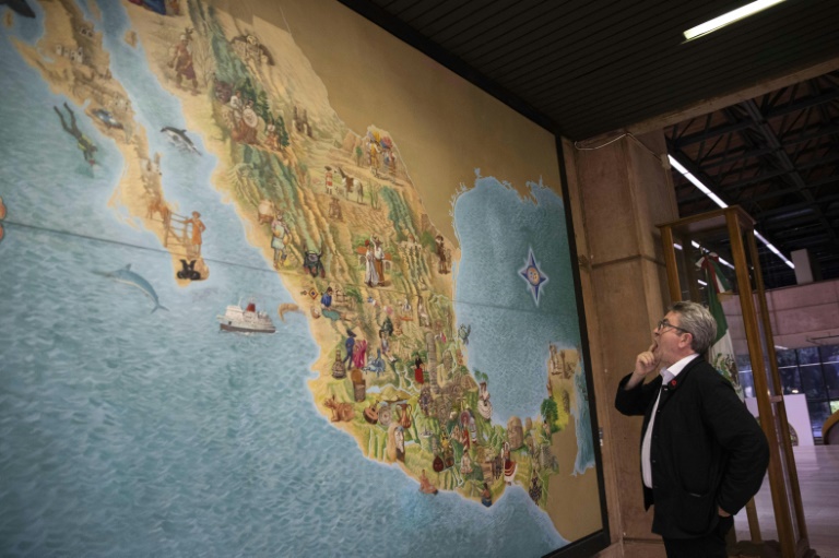 O líder esquerdista francês Jean-Luc Mélenchon observa mapa do México antes de se reunir com militantes do partido governista Morena, em 22 de julho de 2019, em Tijuana, México 