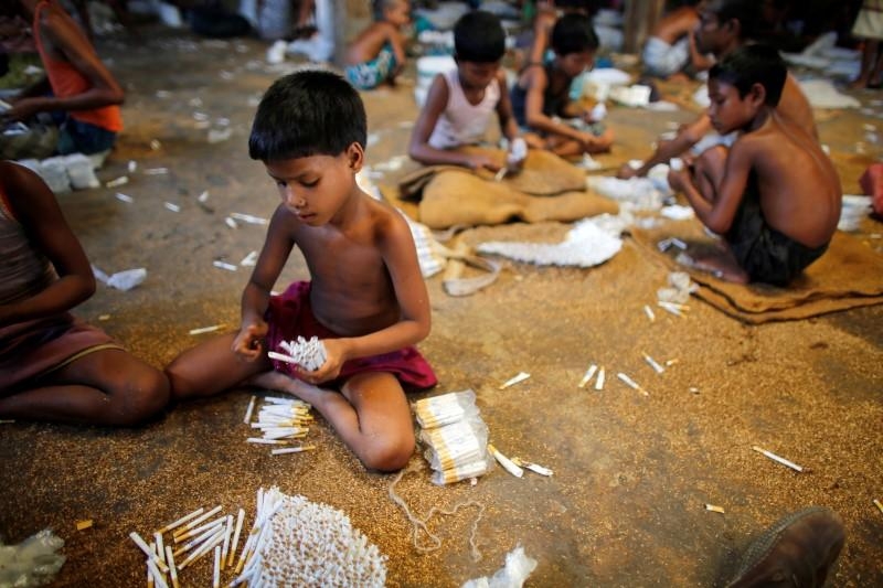 Crianças trabalhando em fábrica de cigarros em Bangladesh. 11 de julho de 2013.