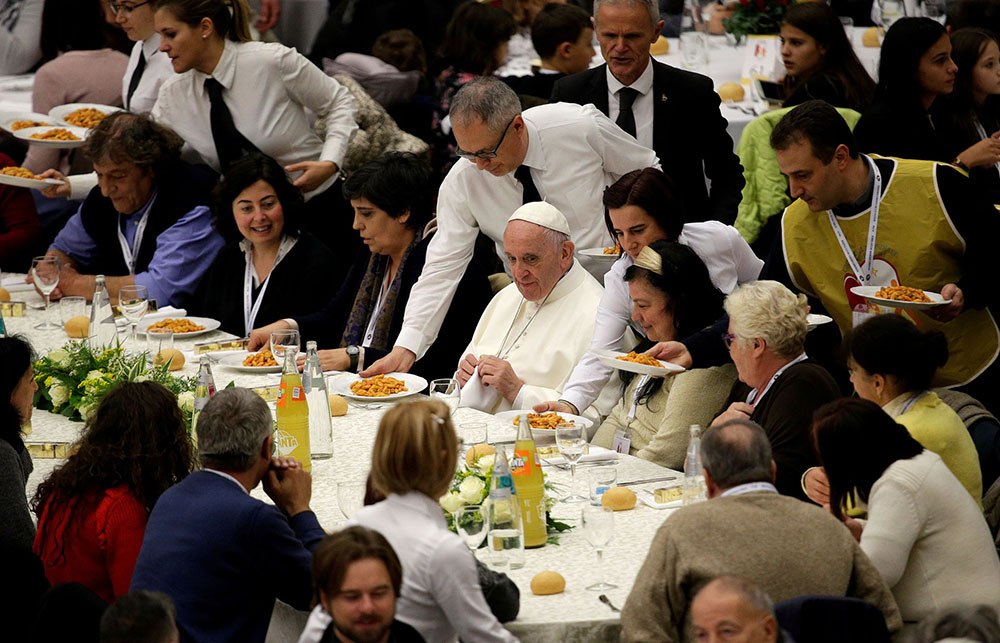 Papa Francisco almoça com pessoas carentes na primeira Jornada Mundial do Pobre, em 2017.