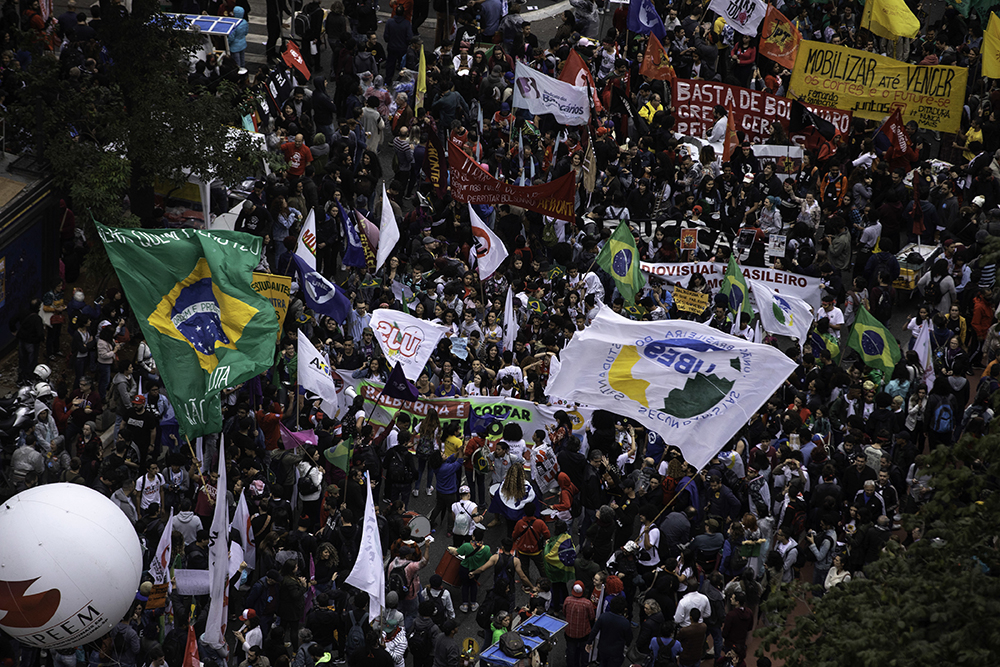 Manifestantes se reúnem em mais um ato contra os cortes na educação na Avenida Paulista, região central de São Paulo, na tarde desta terça-feira (13).