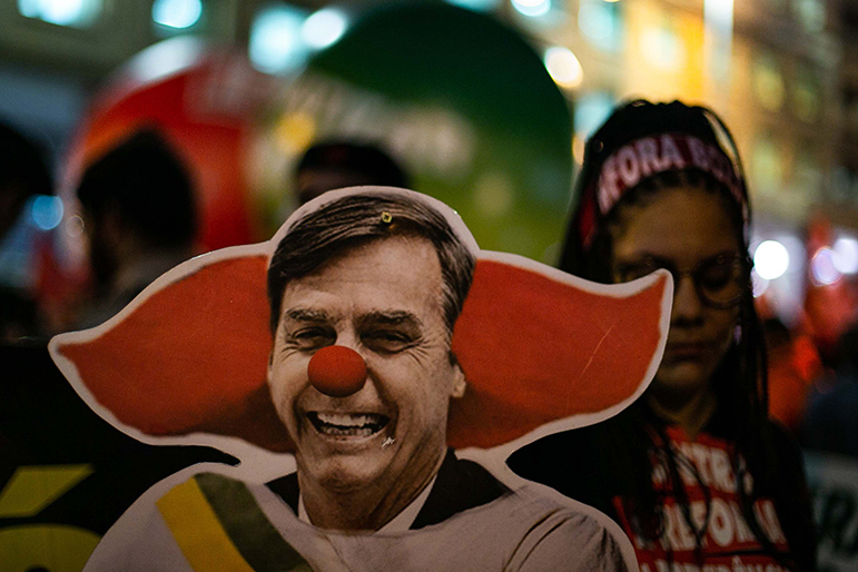 Protesto no Rio, na terça (13), contra os cortes de Bolsonaro na educação. Para o professor Oliver Stuenkel, não é inteligente atacar o candidato que deve ganhar.