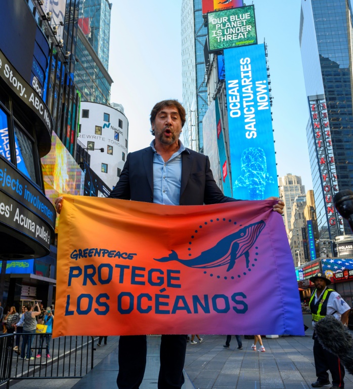 Javier Bardem ergue faixa pedindo a proteÃ§Ã£o dos oceanos, na Times Square, em Nova York.