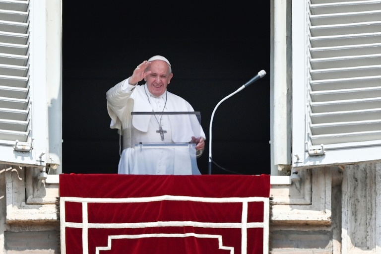Papa Francisco cumprimenta fieis reunidos na Praça São Pedro para o Angelus, em 25 de agosto de 2019.