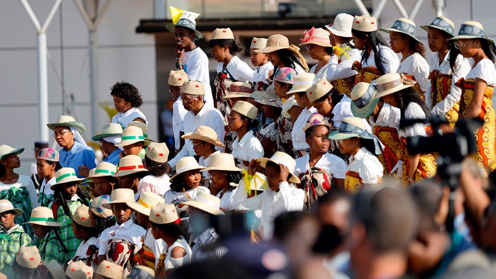 Crianças com vestes tradicionais ofereceram flores ao pontífice em sua chegada à Madagascar.