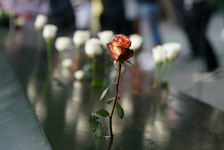 Flores deixadas no Memorial do 9/11 no World Trade Center.