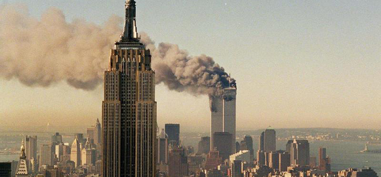 Flores deixadas no Memorial do 9/11 no World Trade Center. (AFP)