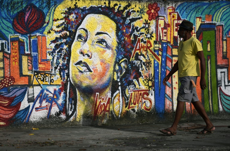Grafite representando a vereadora brasileira Marielle Franco, perto do local onde ela foi assassinada no Rio de Janeiro.