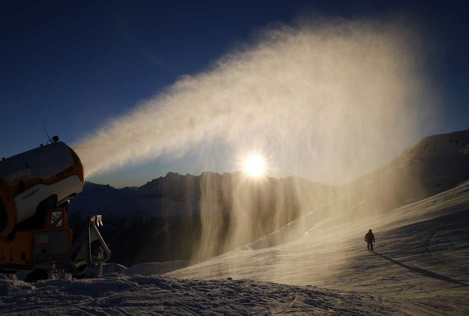 Neve artificial é lançada em resort na Suíça 28/11/2016.