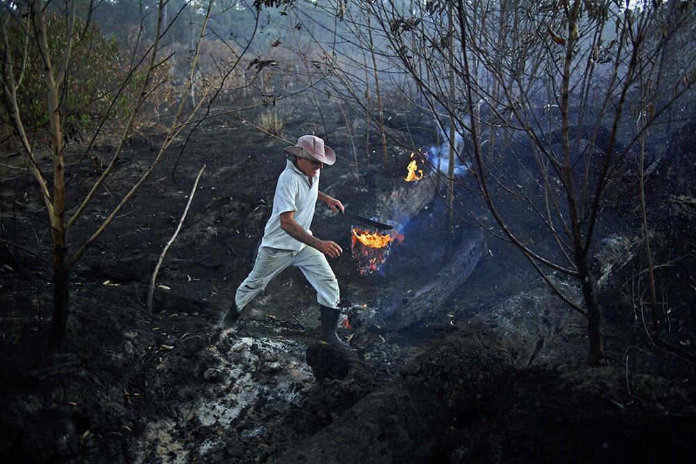 Área da Amazônia perto de Porto Velho, em Rondônia, é atingida por incêndio em 26 de agosto.
