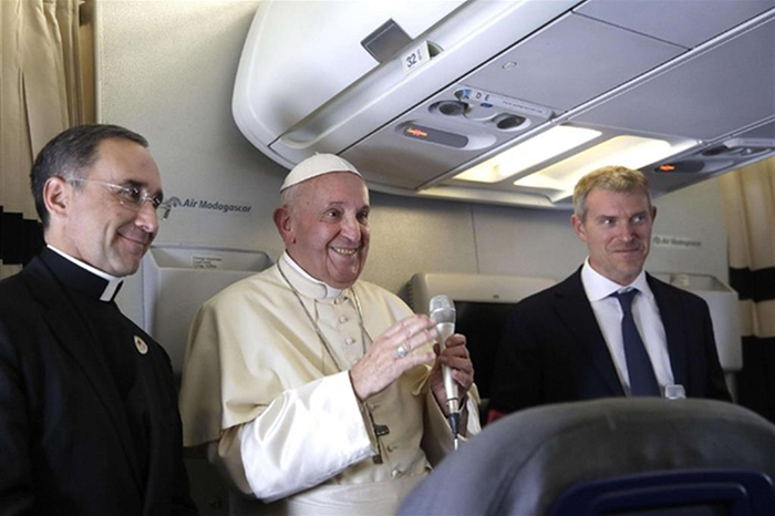 Papa Francisco conversa com jornalistas durante voo apÃ³s sua recente viagem Ã  Ãfrica.