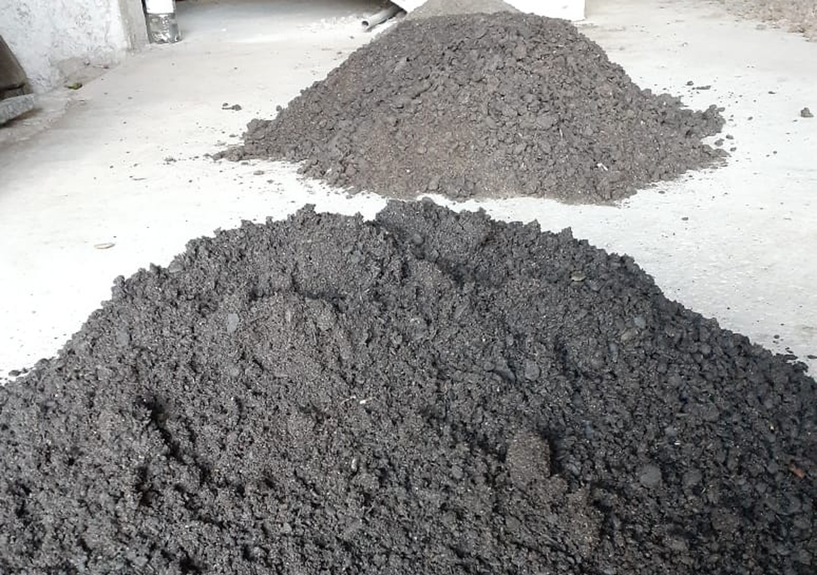 O carvão pode ser misturado com  terra e colocado nas plantas, como uma espécie de adubo