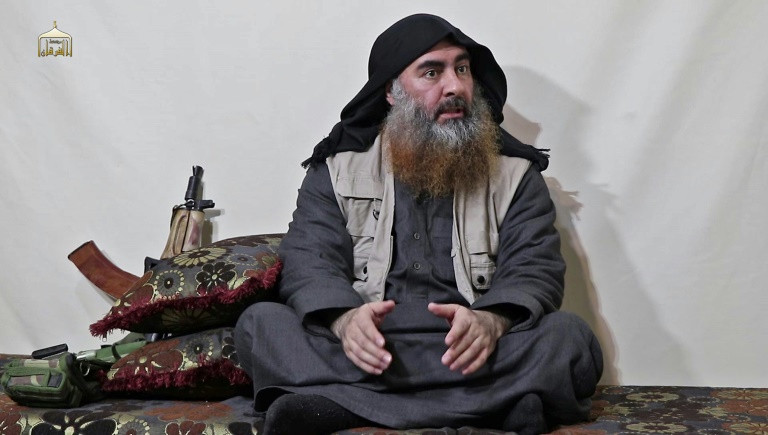 (Arquivo) O chefe do grupo do Estado Islâmico Abu Bakr al-Baghdadi, visto aqui em um vídeo de propaganda de abril de 2019, foi morto em um ataque de fim de semana por forças especiais dos EUA em uma casa no noroeste da Síria