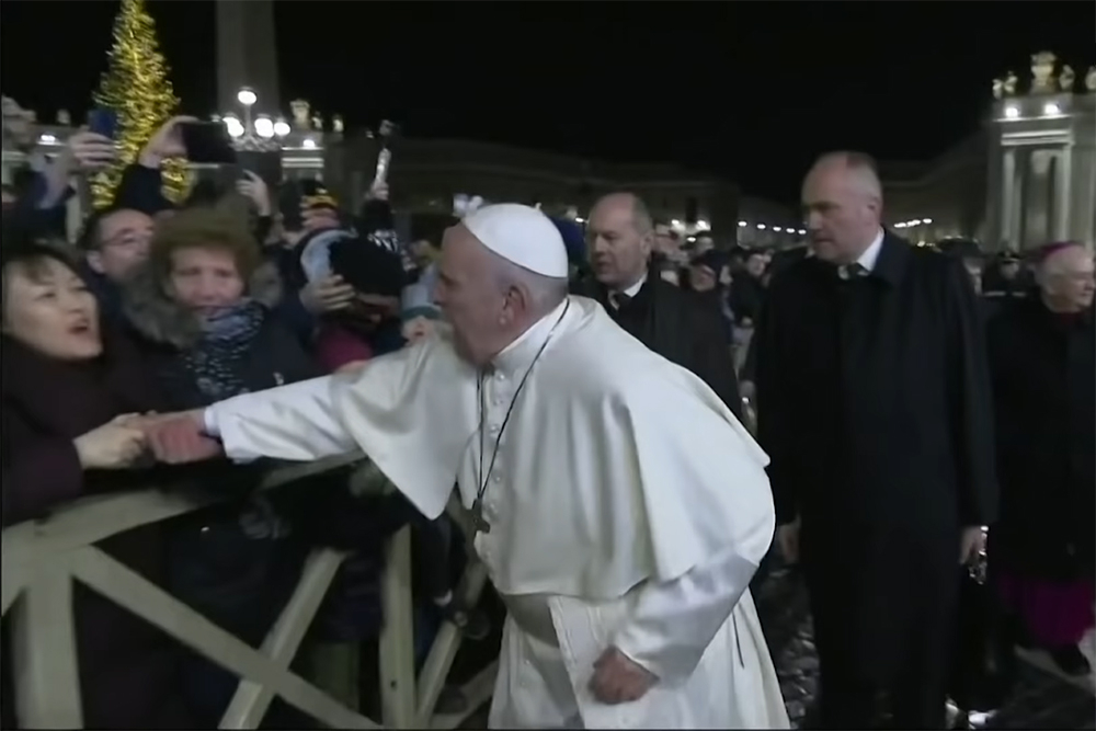 Papa Francisco se irrita com peregrina que quase o derruba na praça de São Pedro no início da semana