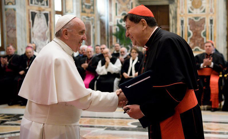 Papa Francisco cumprimenta cardeal João Brás de Aviz, no Vaticano.