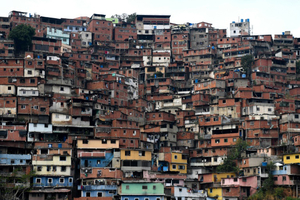 Favelas latino-americanas sofrem com dificuldades para combater o