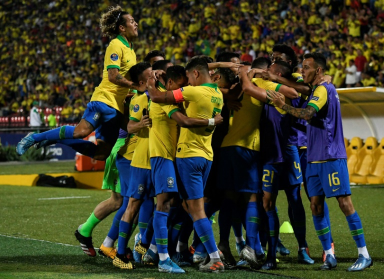 Jogadores do Brasil comemoram um gol sobre a Argentina durante a partida do torneio pré-olímpico sul-americano sub-23 em Bucaramanga, na Colômbia