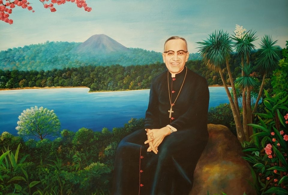 Essa pintura de Santo Óscar Romero fica na entrada da casa de Romero, agora um museu, nos terrenos do Hospital da Divina Providência em San Salvador.