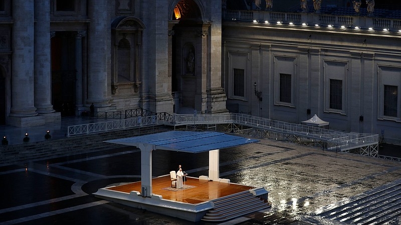Papa Francisco dá a bênção Urbi et Orbi com a Praça de São Pedro vazia no Vaticano