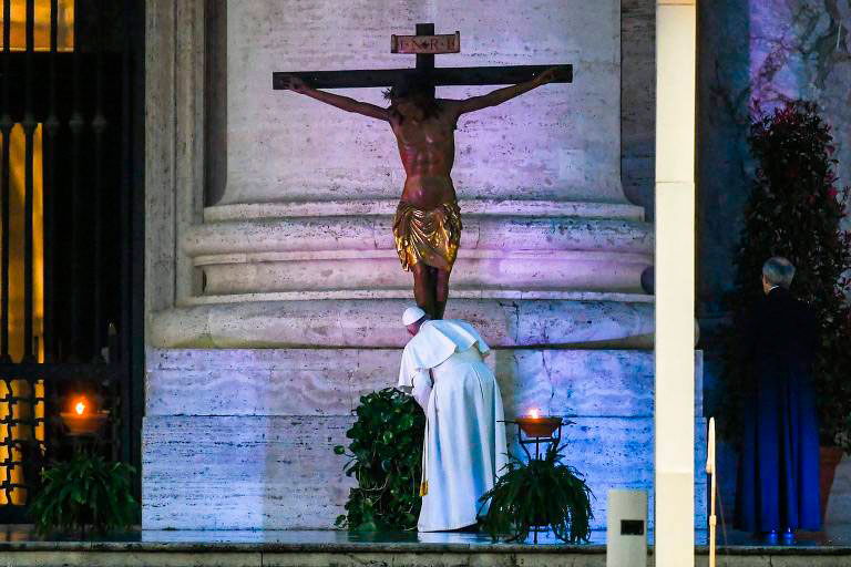Papa reza diante de crucifixo milagroso pedindo o fim do coranavírus, em março, no Vaticano
