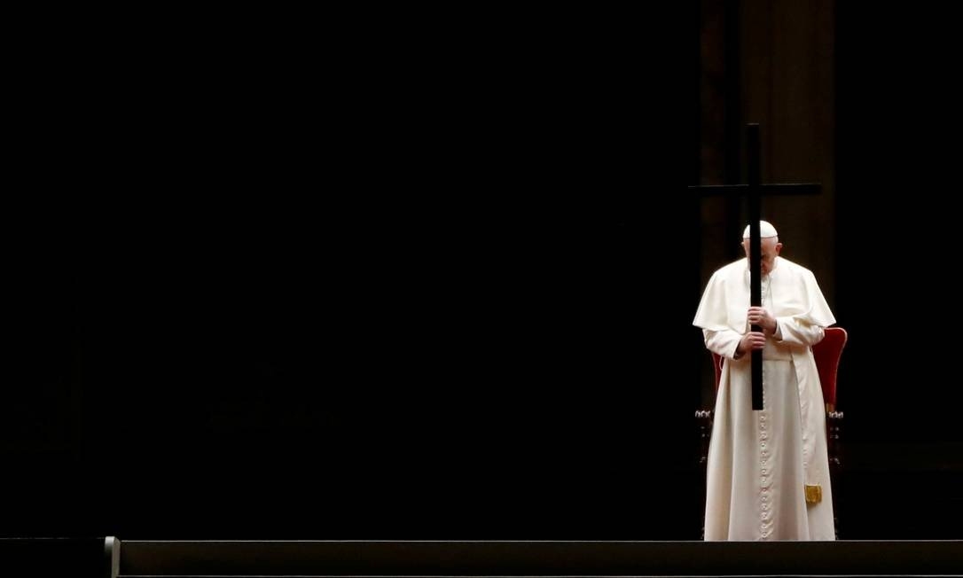 Papa Francisco preside Via Crucis realizada no Vaticano na ultima sexta-feira (10)