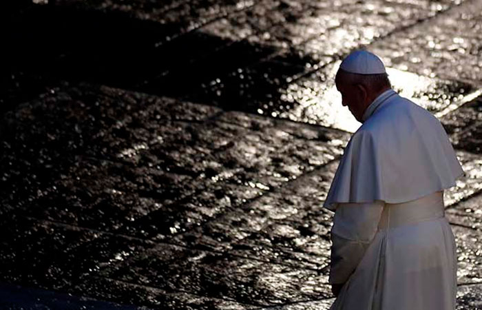 Papa Francisco caminha na praça de São Pedro durante a Urbi et Orbi extraordinária, no último dia 27.