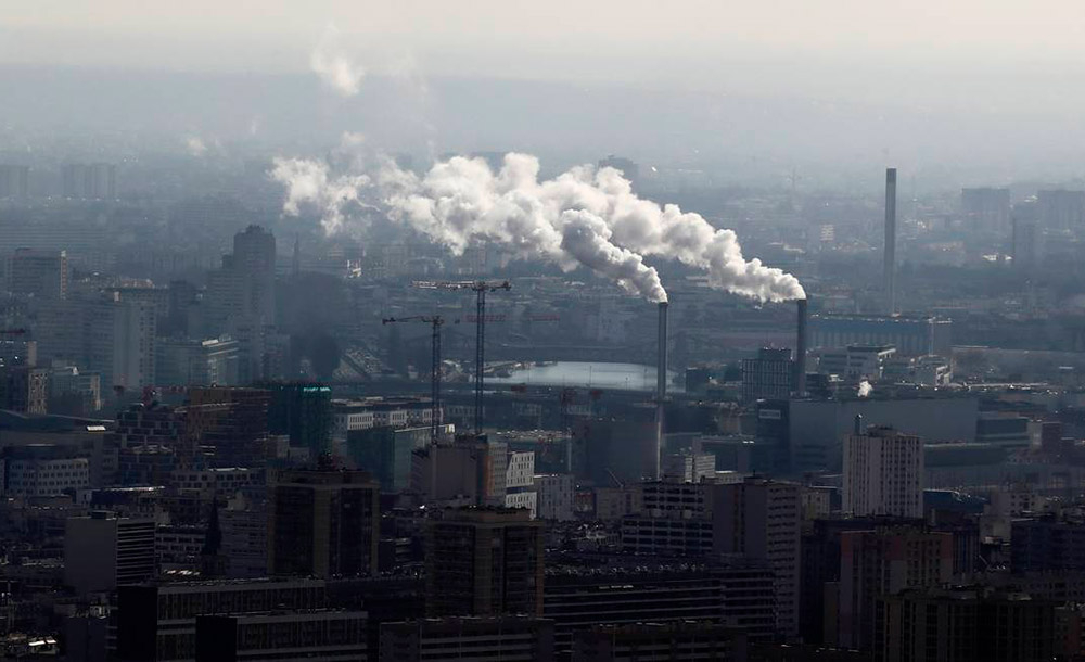 Fábricas em Paris, onde a redução de emissões foi de milhões de toneledas de carbono por causa da pandamia
