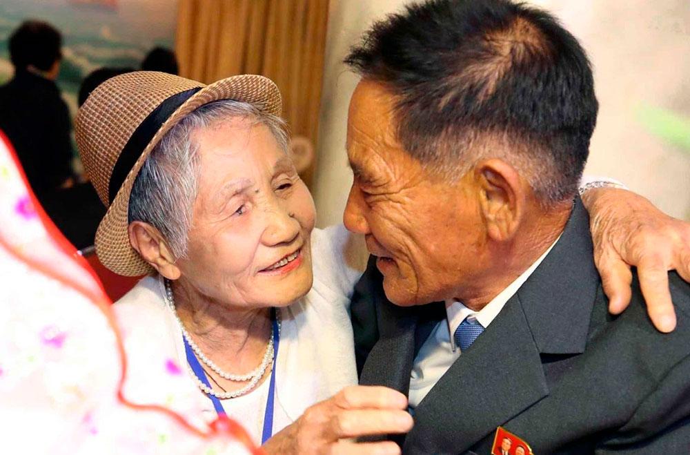 Sul-coreana Lee Keum-seom, aos 92 anos, abraça o filho Ri Sang Chol, com 71 anos, em reencontro de famílias separadas em 2018 na zona desmilitarizada