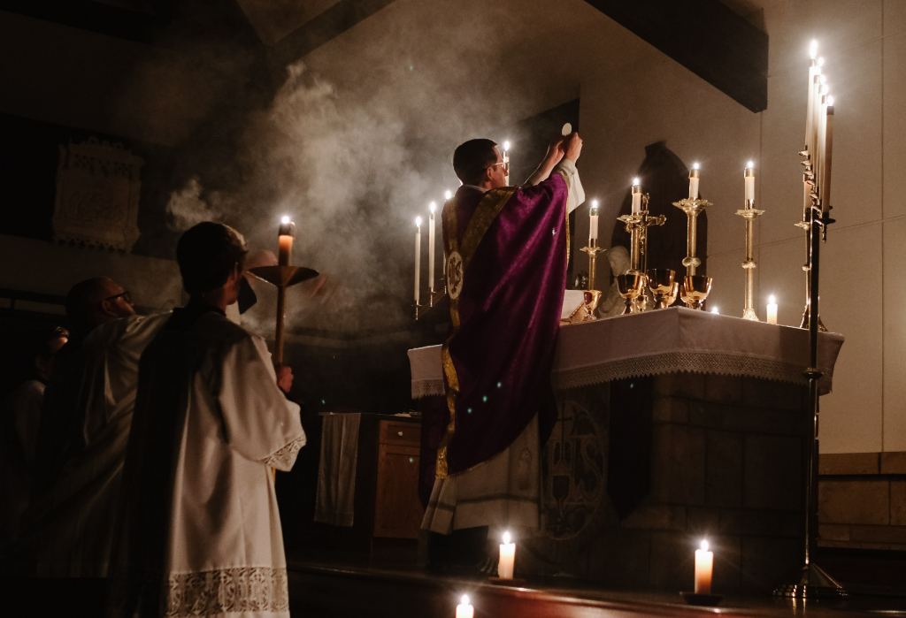 O erguimento do pão e do cálice, nesse momento, é uma herança do rito anterior ao Concílio Vaticano II, o chamado rito de Pio V ou Missa Tridentina