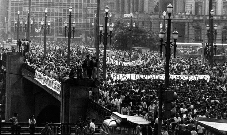 Passeata de estudantes no centro de São Paulo pela anistia e pelas liberdades democráticas em 5 maio de 1977