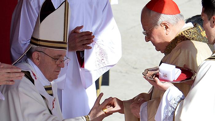 Papa recebe o 'anel de pescador' em 19 de março de 2013, símbolo de sua autoridade como sumo pontífice