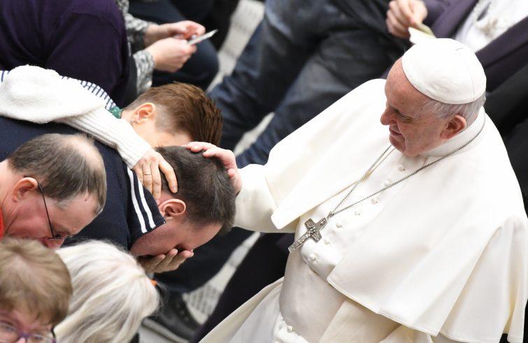 Papa reza por homem visivelmente emocionado, durante audiência geral de quarta-feira, no Vaticano
