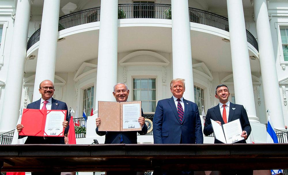 o ministro do Bahrein Al-Zayani, o premiê israelense  Netanyahu, Trump e Zayed al-Nahyan, chanceler dos Emirados durante a cerimônia em Washington
