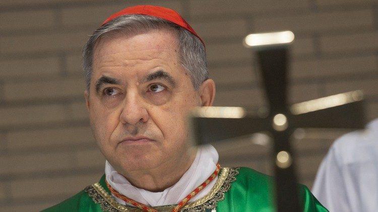 Número 3 do Vaticano renuncia ao cardinalato