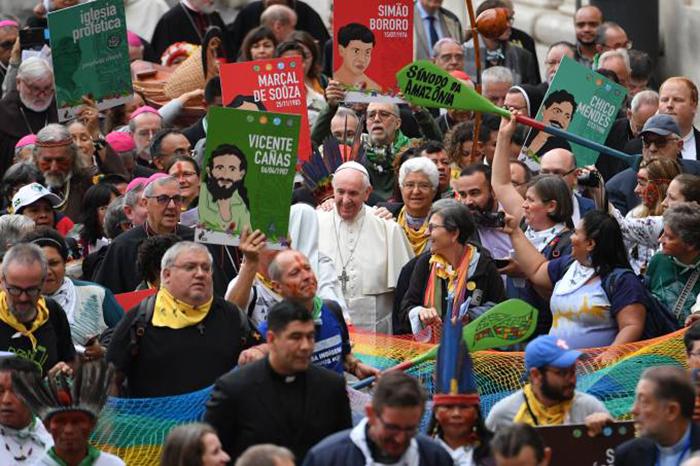 Representantes indígenas da Amazônia e do Vaticano caminham ao lado do papa Francisco durante celebração no Sínodo da Amazônia em Roma - 07/10/2019  