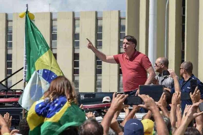 Em plena pandemia, Bolsonaro promoveu aglomerações, menosprezou riscos e expôs seus próprios apoiadores