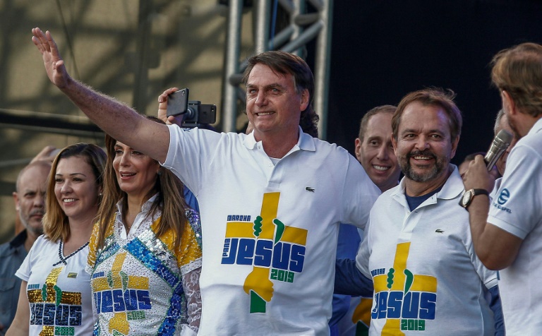 O presidente Jair Bolsonaro acena durante a 27ª edição da Marcha para Jesus em comemoração ao dia de Corpus Christi, um evento que reúne um amplo espectro de congregações evangélicas, em São Paulo, 20 de junho de 2019
