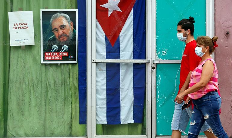 Moradores de Havana caminham de máscara como medida de prevenção contra a Covid